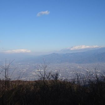 山頂から甲府盆地丸見え。
中央に茅ヶ岳。　八ヶ岳は雲の中。