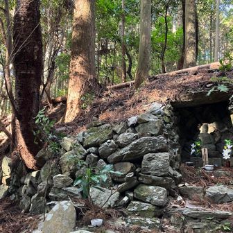 石室の中に地蔵(宝永6年・1756年)が祀られている