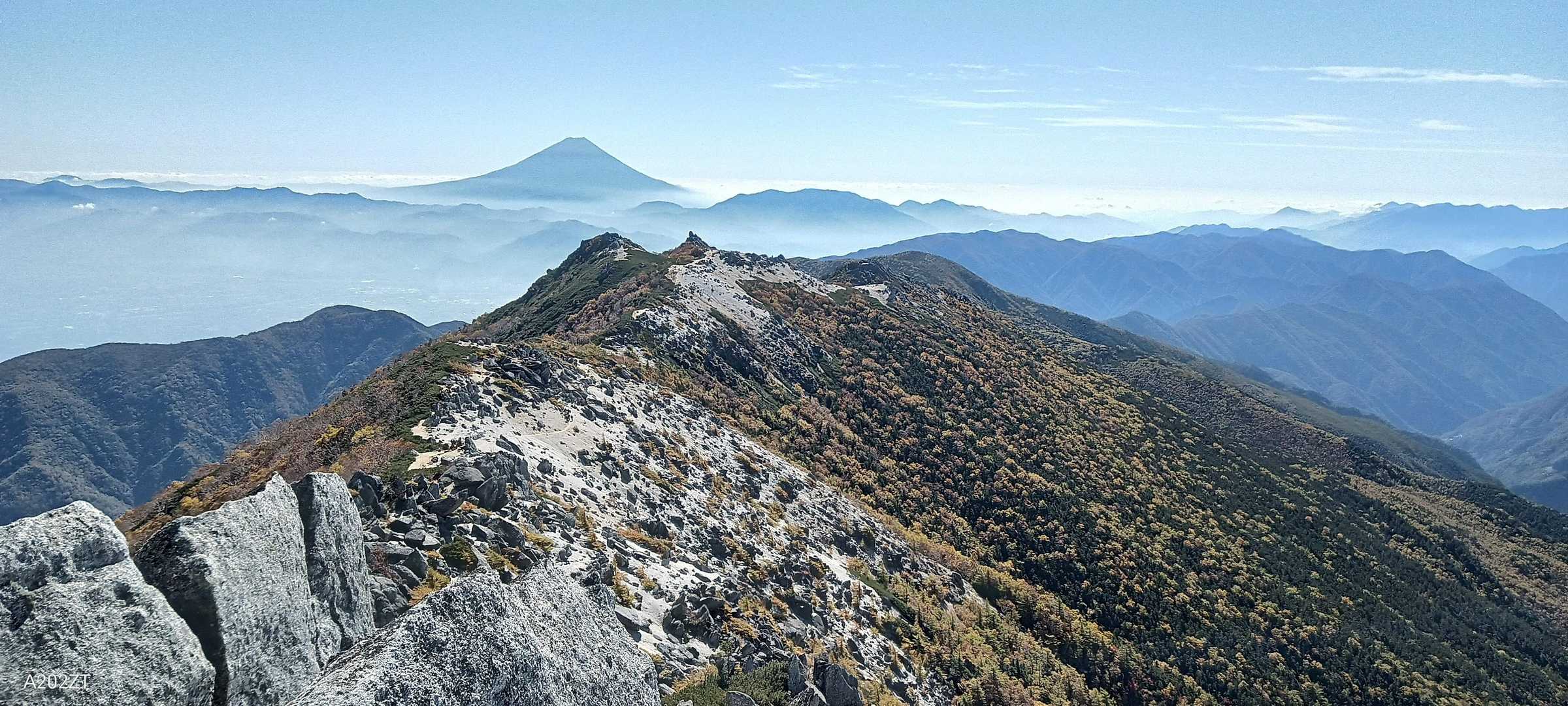 富士山と薬師岳
素晴らしい景色ですね
富士山はずっと見えていてやはり存在感が別格です