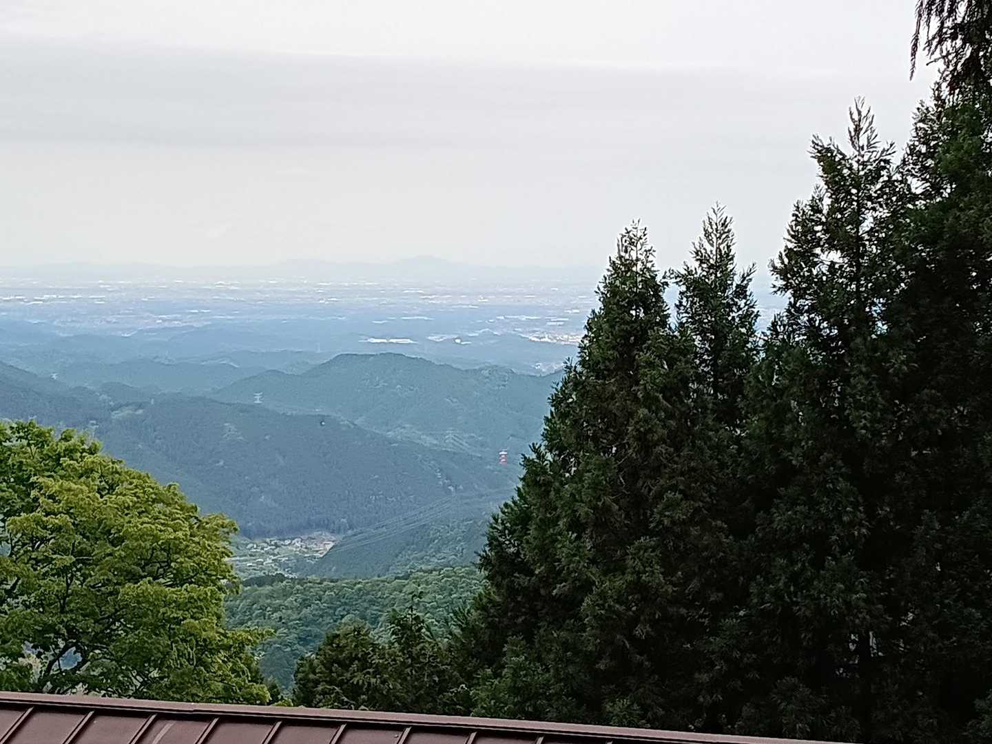 関東平野の向こうに筑波山が見えました。