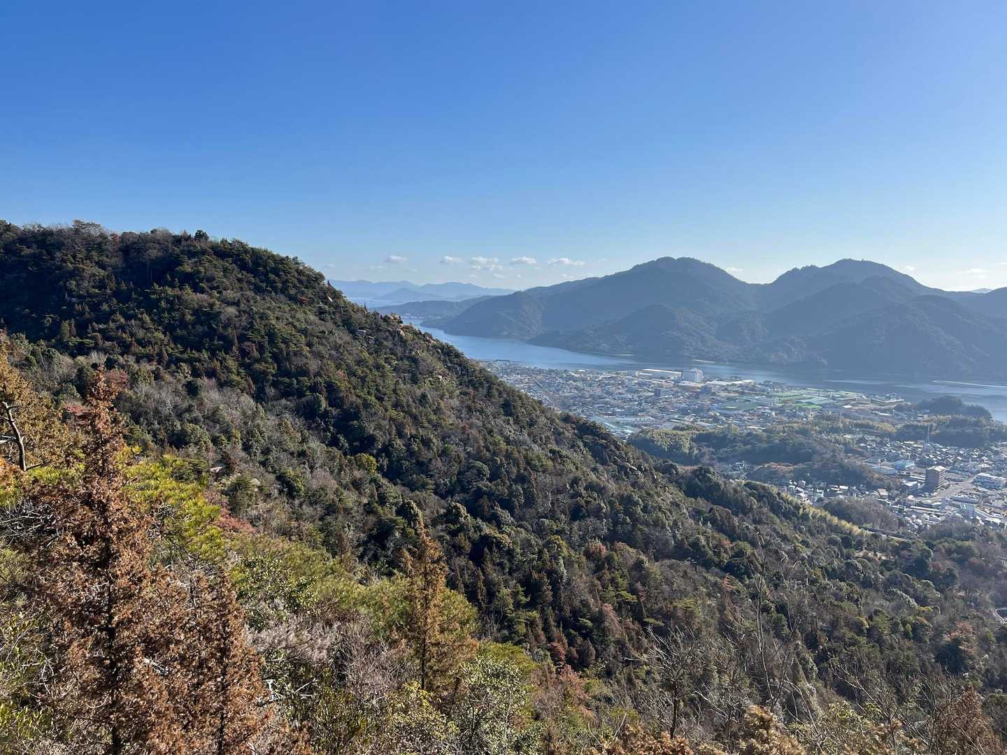 城山を下山後は、３つのピークを超えて行きます🚶💨
途中の眺望📸