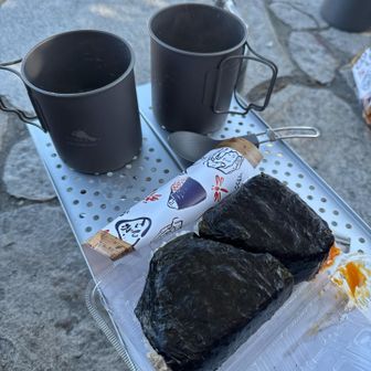 今日は海を見ながらおにぎり＆お味噌汁でご飯🍙トークスのマグも初使用。