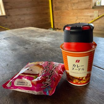 残りのスープに小ぶりなおにぎりを投入して最後はカレーメシ🍛❗️
このほうが安上がりで量の加減ができていいかも‼️😅