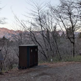 朝7時の高川山登山口駐車場。朝焼けの滝子山が見えました