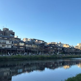 鴨川沿いは、ここは海外？のような錯覚