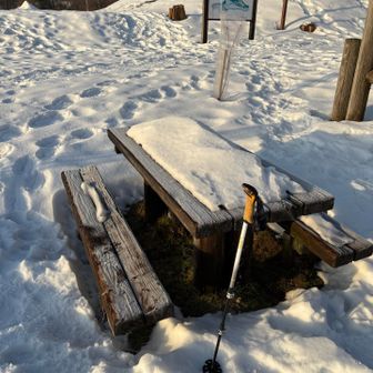 登山口にあるこのベンチで、身支度整えて出発٩( 'ω' )و
登山口から雪ドッサリ⛄️