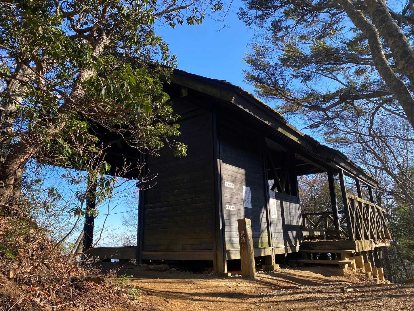 見晴し小屋がありました。(1397m)