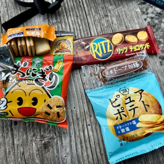 お菓子交換、昼過ぎから雨予報、下山を優先する為、行動食をいただきます。