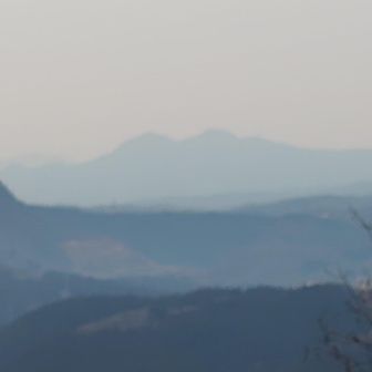 青麻山も霞んでます😨