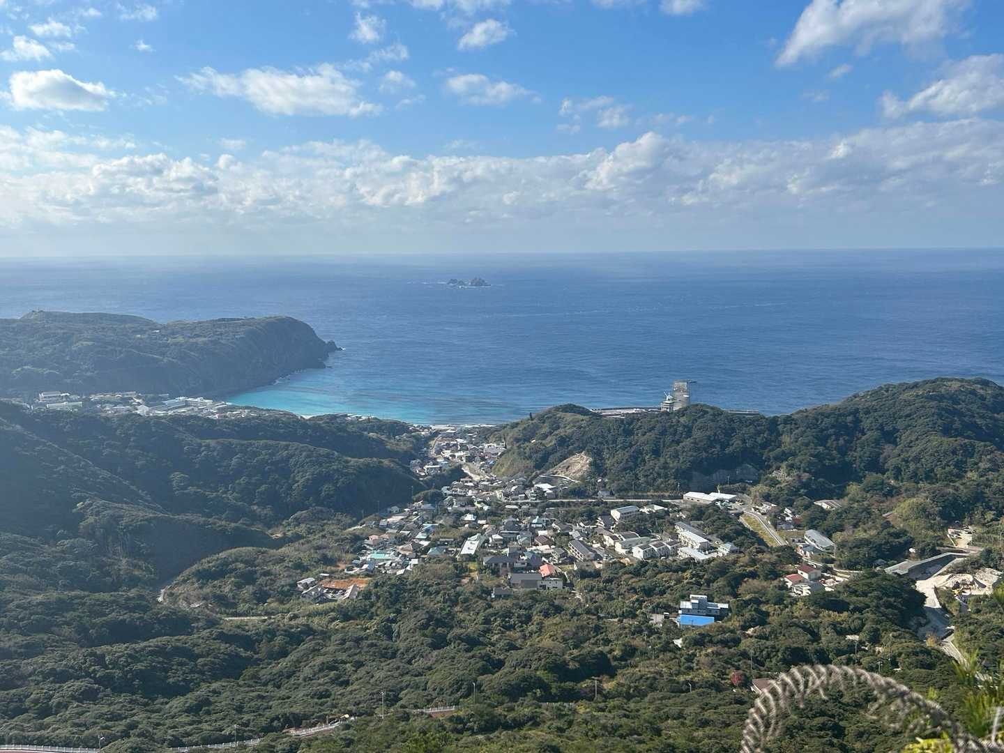 登山口から10合目まで一気に登ります。。
振り返れば港から歩いてきた道！
あっという間にこの風景
