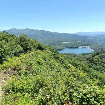 振り返れば左に鹿俣山？と上州武尊山