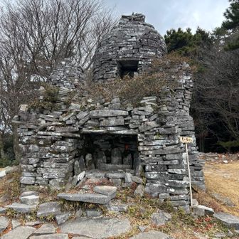 ミステリアスな石積の塔があります