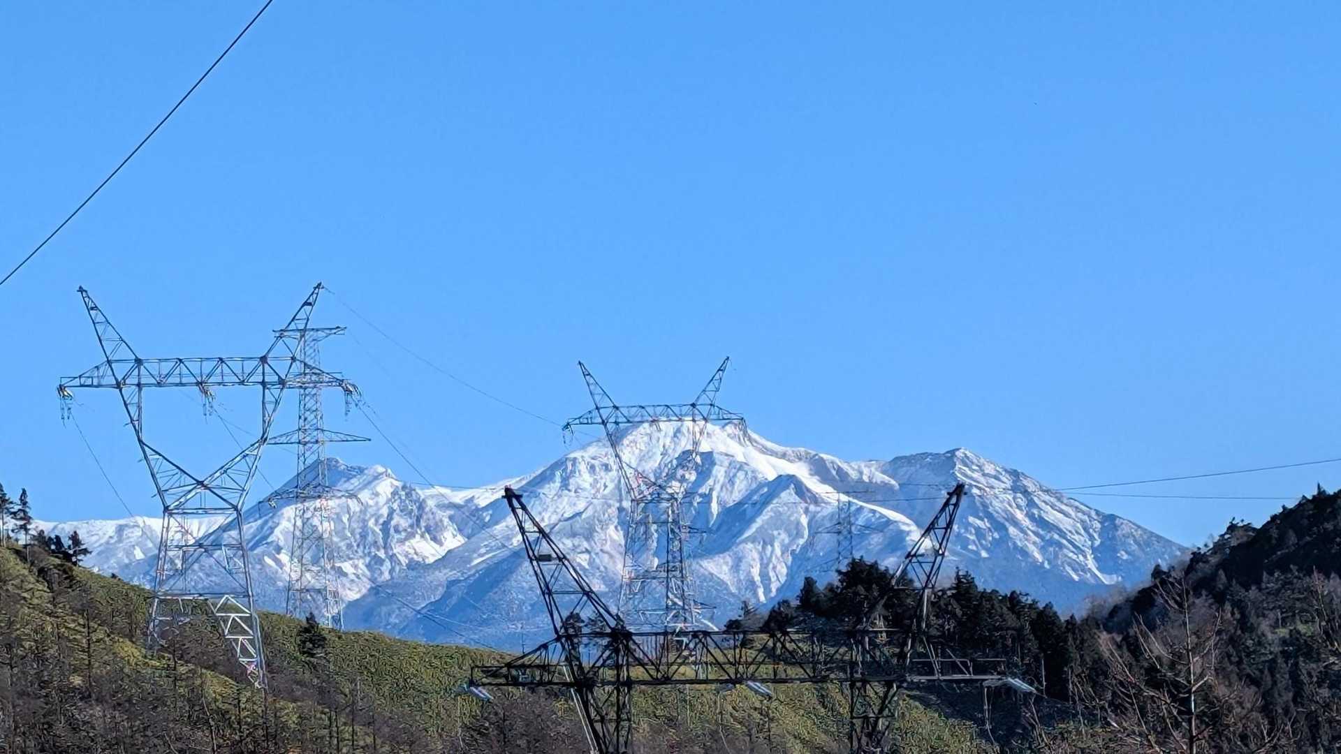 ネコ鉄塔と御嶽山のコラボ