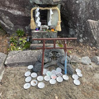 ここで先ほどの土器を納めます。１年、健康で安全に過ごせますように🙏