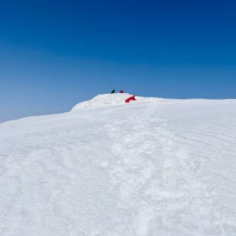 やったー！門内到着ー‼️✨
稜線上がると爆風！！！
クラシックルートはほぼ無風だったのに！
やはり飯豊の稜線は恐るべし🤣