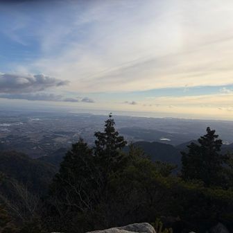 伊勢湾と四日市の街、天気はまずまず