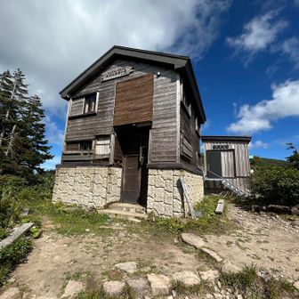 森吉山避難小屋