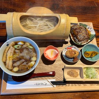 肉汁うどんのセット　かぶの漬物　レンコン入りつくねの辛味味噌添え　大学いも　こんにゃくの田楽　どれも丁寧な手づくりで、甘めのお味がほっこり☺️