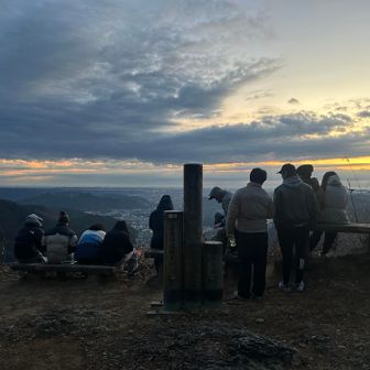 人が集まってきました。と言っても20人程度。