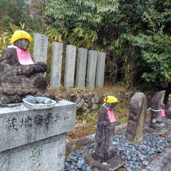 お地蔵さんの毛糸の黄色い帽子がかわゆい♥