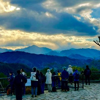 高尾山頂に来ました。
　日没までまだ1時間ありますが富士山が見えません。ダイヤモンド富士を目当てにここまで来ましたが、諦めて下山しました。
