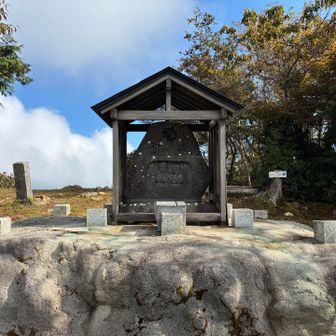 雷礎と彫られた石が祀られていた。