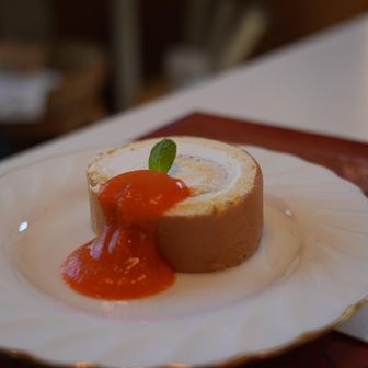 ヤビツ峠で休憩。次男はロールケーキ。私は生ビール