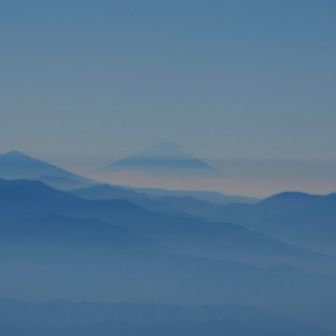冠雪したように見える富士山🗻