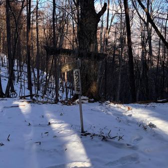 分岐⬅️➡️
左は猟友会が巡回中🫡
この辺から雪が10cmくらい積もってる☃️