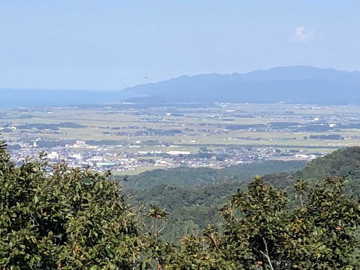 チェリーヒュッテの広場から新保岳方面