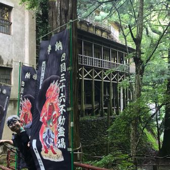 右側見えてる一階部分は　今は物置みたいな空間。その天井部分の上に　木造二階建てがあるようです🏠
一枚前の写真でも分かります😃
凄いですよね！！
あ　左手前の男の子は　やまちゃんです🤭