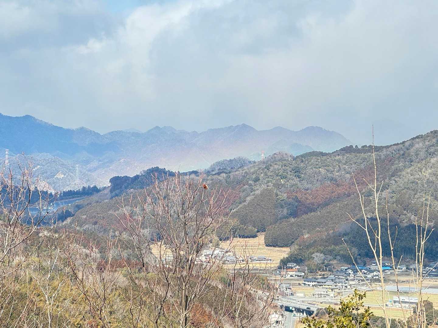 ちょうど明神山の方面、
山を覆うように虹が(*☻-☻*)
こんな虹は見たことないなー(*´∇｀*)