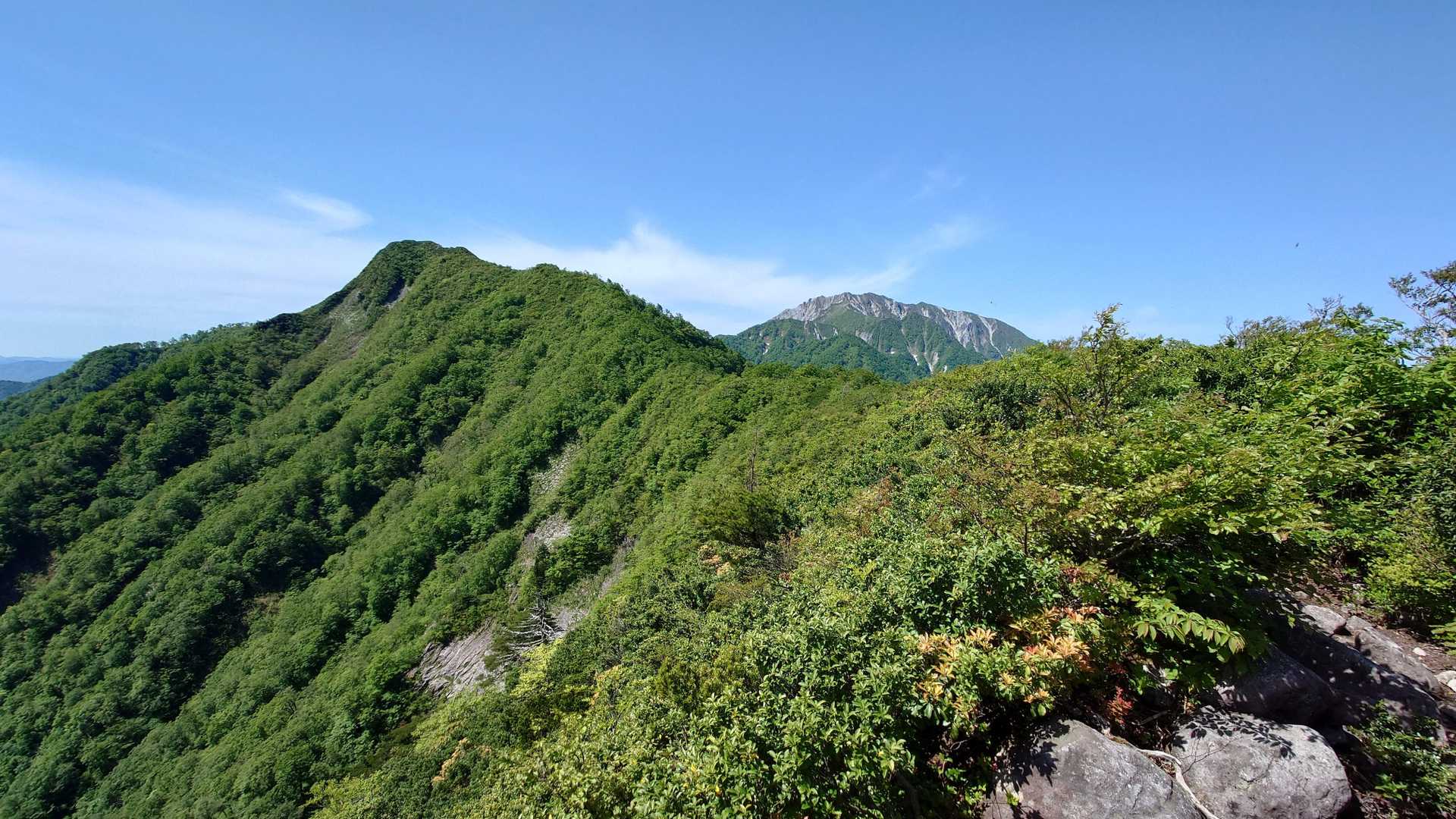 基本的に木々に覆わた稜線ですが所々で景色が広がります。