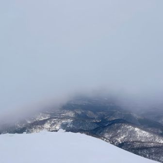 山頂着いたけど、ちょうど悪いタイミング😢