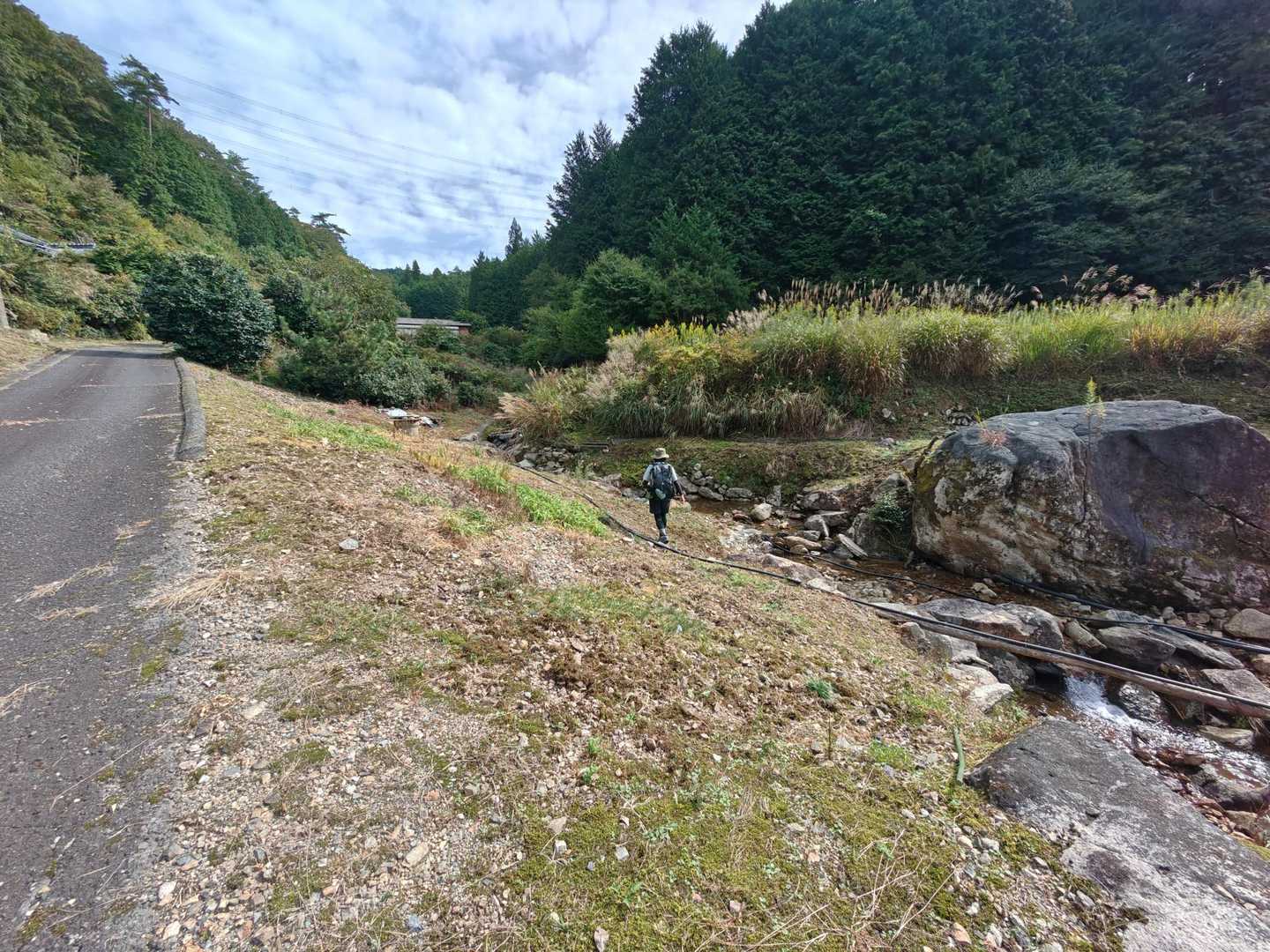 まっすぐ行って民家に突入しそうでしたYAMAP見ながらルートを探し中
こっちみたい〜と山友さん