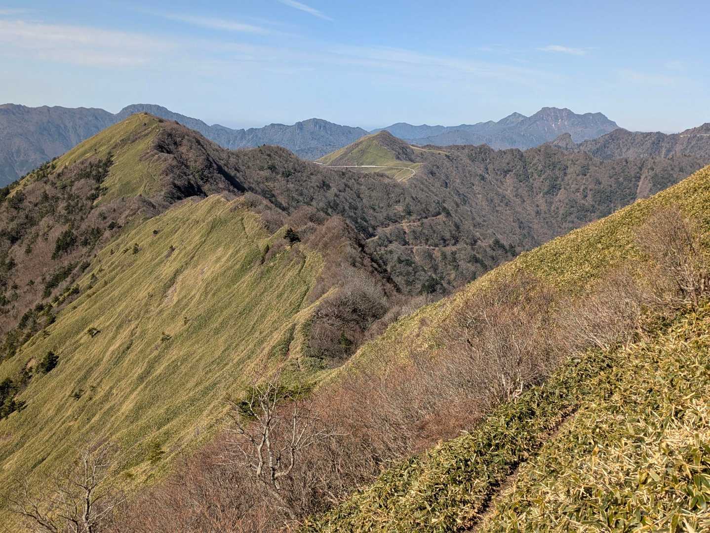 山頂から、UFOラインと石鎚山方面🤩✨

尾根が続く先の、左のとんがりピークが東黒森！
あそこまでの距離なら直ぐ行けるんじゃね？🤔💡