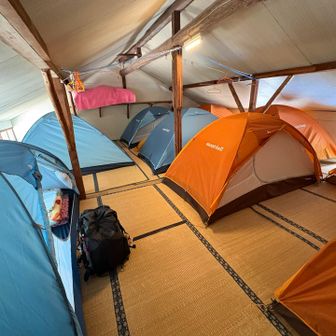 到着時、お茶のサービス🍵小屋泊なのに室内テント泊なのです⛺️本日、私1人貸切りです。
小屋番さんが、寒いと思って毛布2枚用意してくれていましたが1枚で凌げました。掛布団は重すぎて使わず😅私は暑がりなのか？それとも更年期なのか？🤣