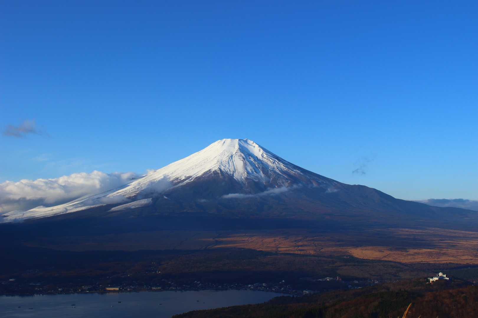 山頂からの眺め最高です。
静かな山頂から、しばし鑑賞。