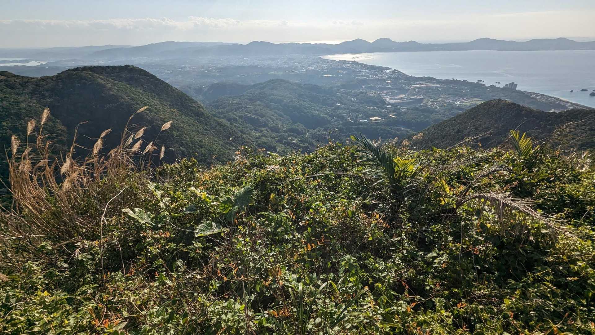 右に見えてる三角山を目指します。