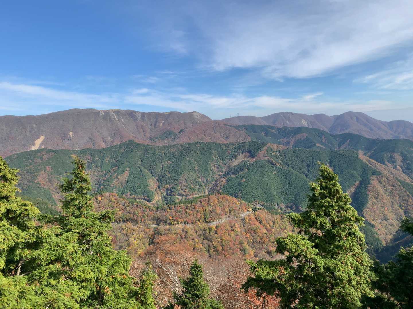 御池岳が望める展望岩。下の御池林道あたりの紅葉が今よさそう。