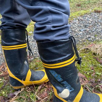 maruさん愛用のピン長靴💪
年季が入っています！
ゴムパッチが左右で5つも！😳
破けたヶ所が補修されています。
何でも器用に修繕していますねー👏👏👏

…裏話…先日、五頭山に登った時に初めてお会いしたご年配の男性から「もう捨てたら〜」…と🤣
私）お金持ちほどケチなんだよねー😆
maruさん）物を大切にしているだけだよ！😠
…そうでしたね🤭
言い方次第でイメージが全く変わります🙇‍♂️