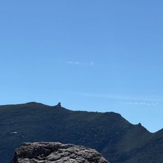 隣の金峰山山頂の五丈岩も青空の中バッチリ👍