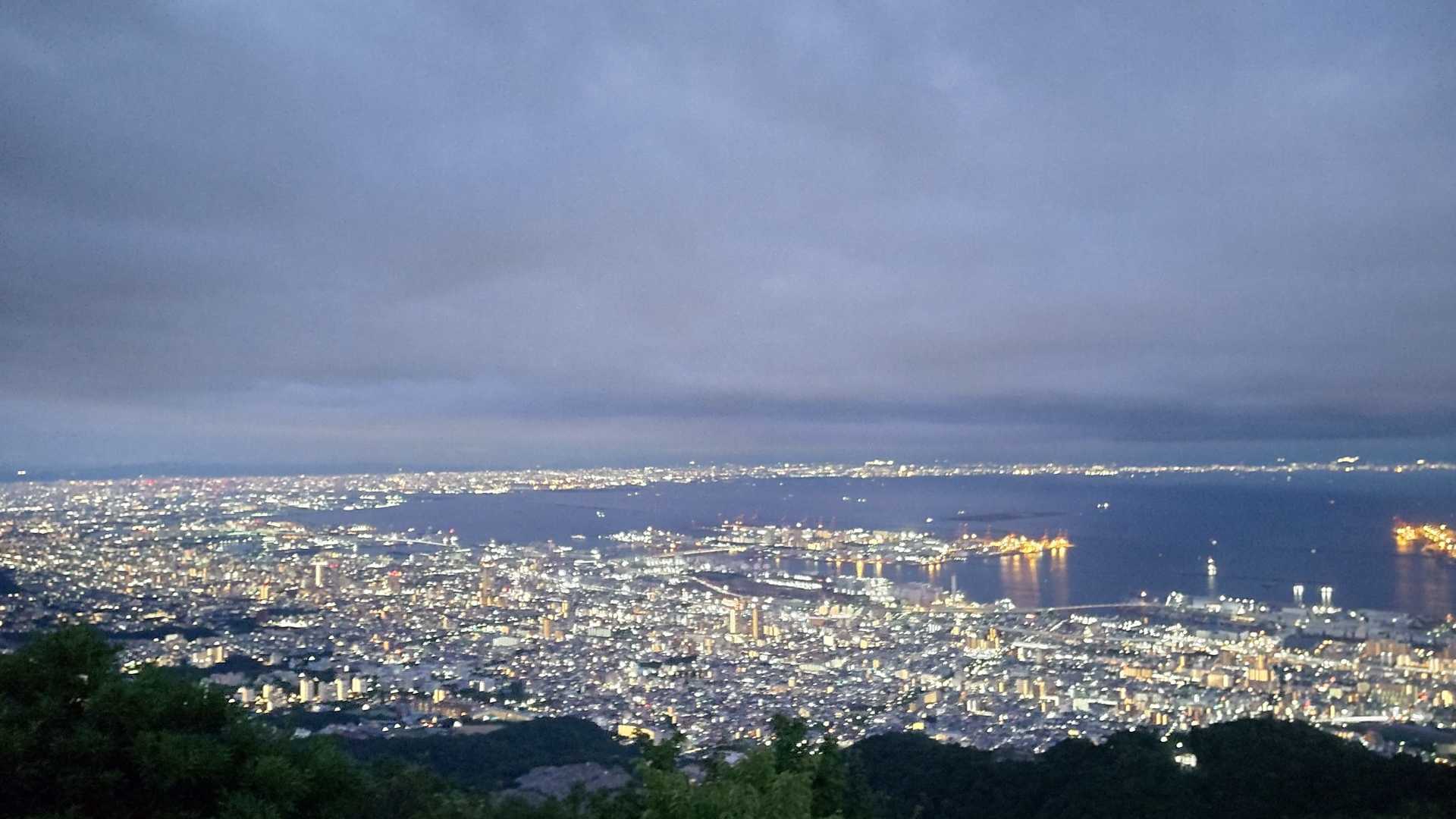 夜景ってこんなにキラキラユラユラ
するんでしたっけ😍✨