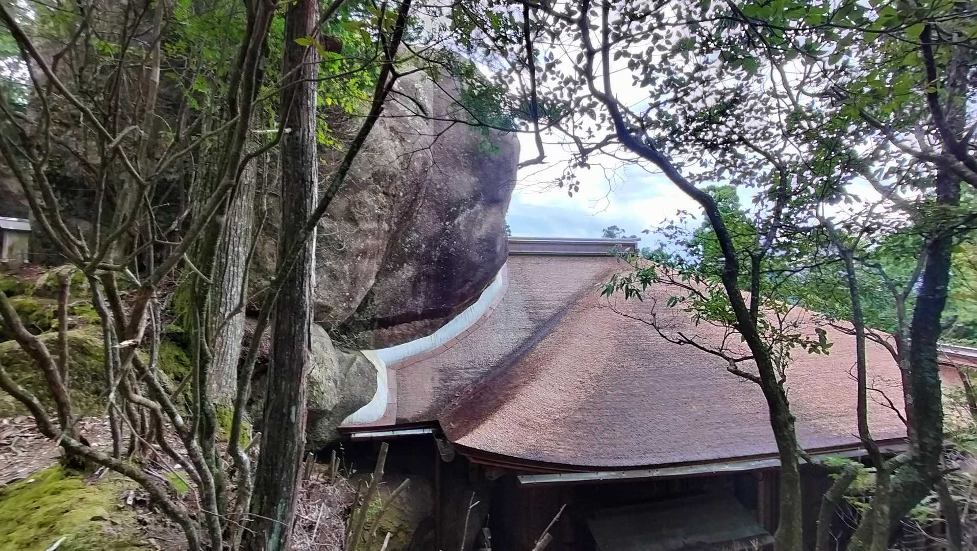 花崗岩の上に建つ懸崖作り