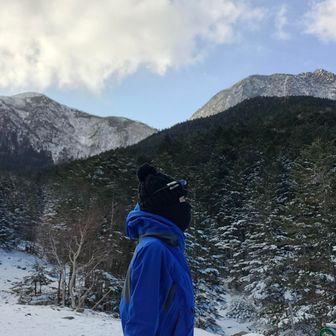 この自撮りでトラブルが💦💦寒さにさらしたせいで充電80%から一気に12%に💦さらにうっかりスマホの充電口に雪が触れてしまい、モバイルバッテリーで充電しようとしても、超低速充電🔋💦
ここからかけ降りるように南沢ルートで下山💦
写真取る余裕なし💦