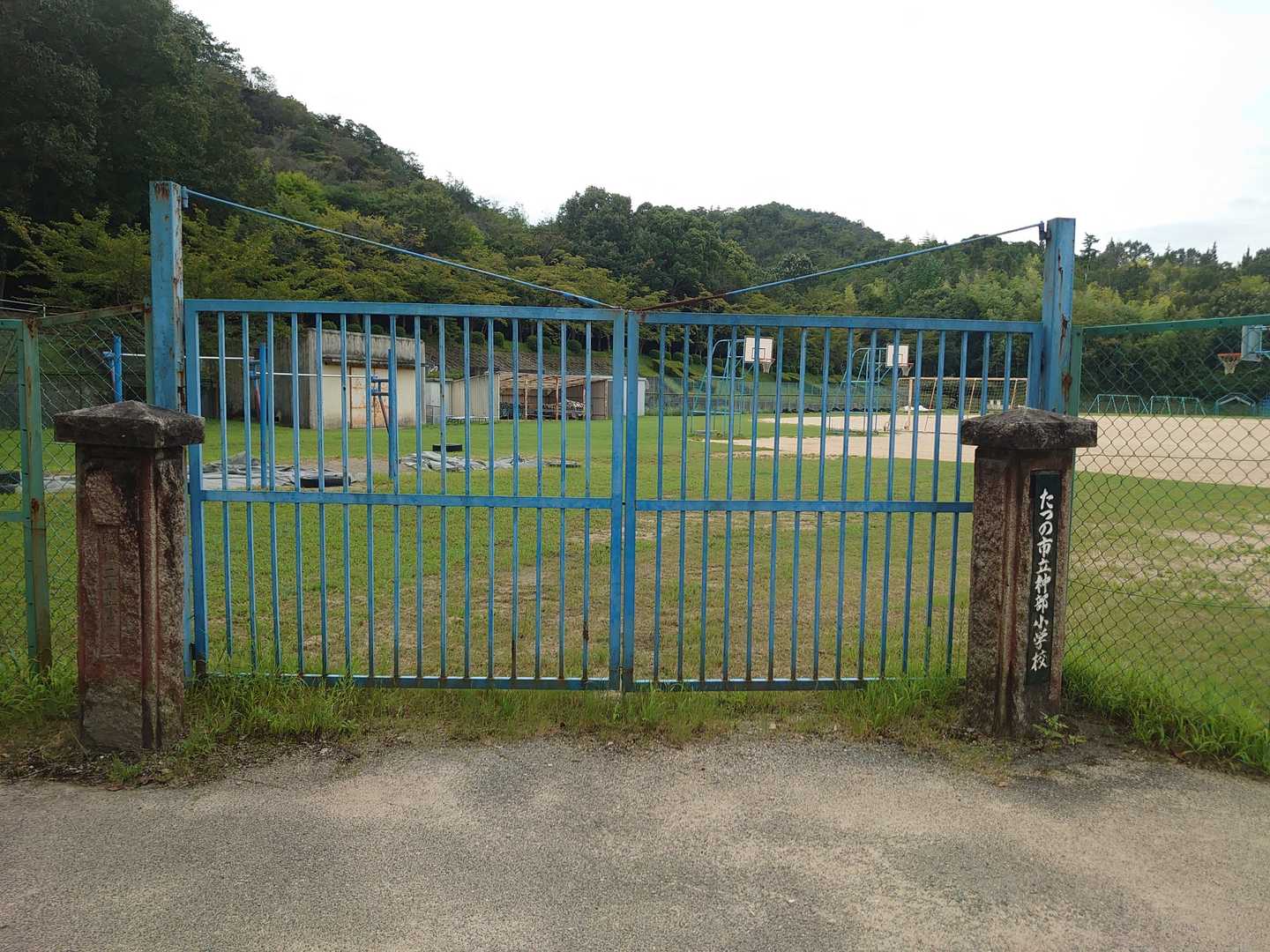 ヤマップの🅿️マークはここ。
🅿️は無い。少し下って道路に出た所に駐車場は有った。