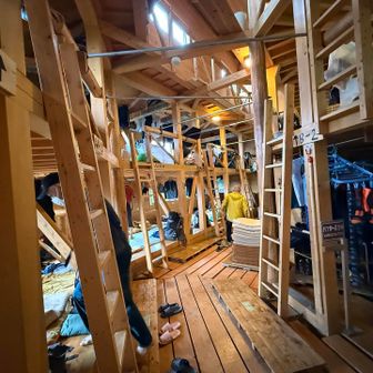 部屋は蚕棚タイプ。かなり綺麗で1人分のスペースも十分あります