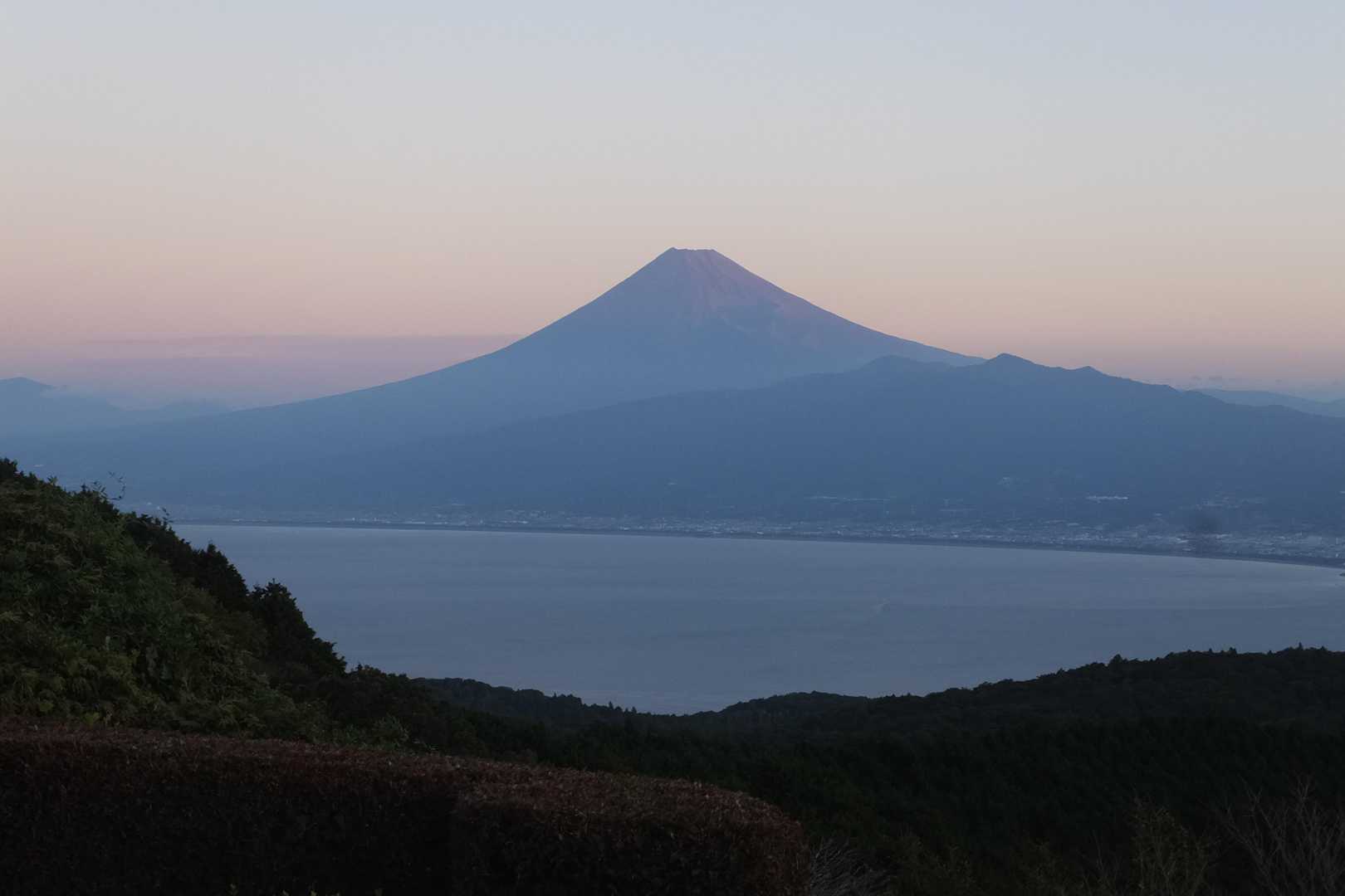 夜が明け
　少し赤く染まった富士山