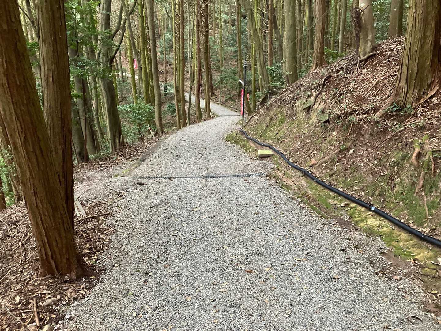 砂利道を伊崎寺駐車場へ
