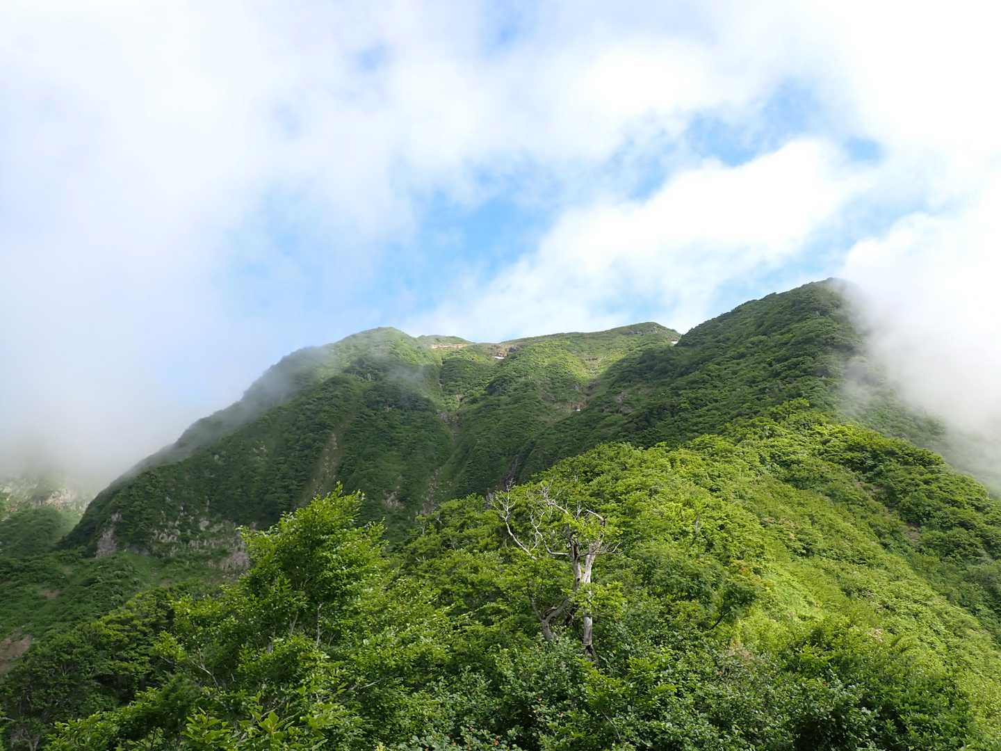 これから登る浅草岳